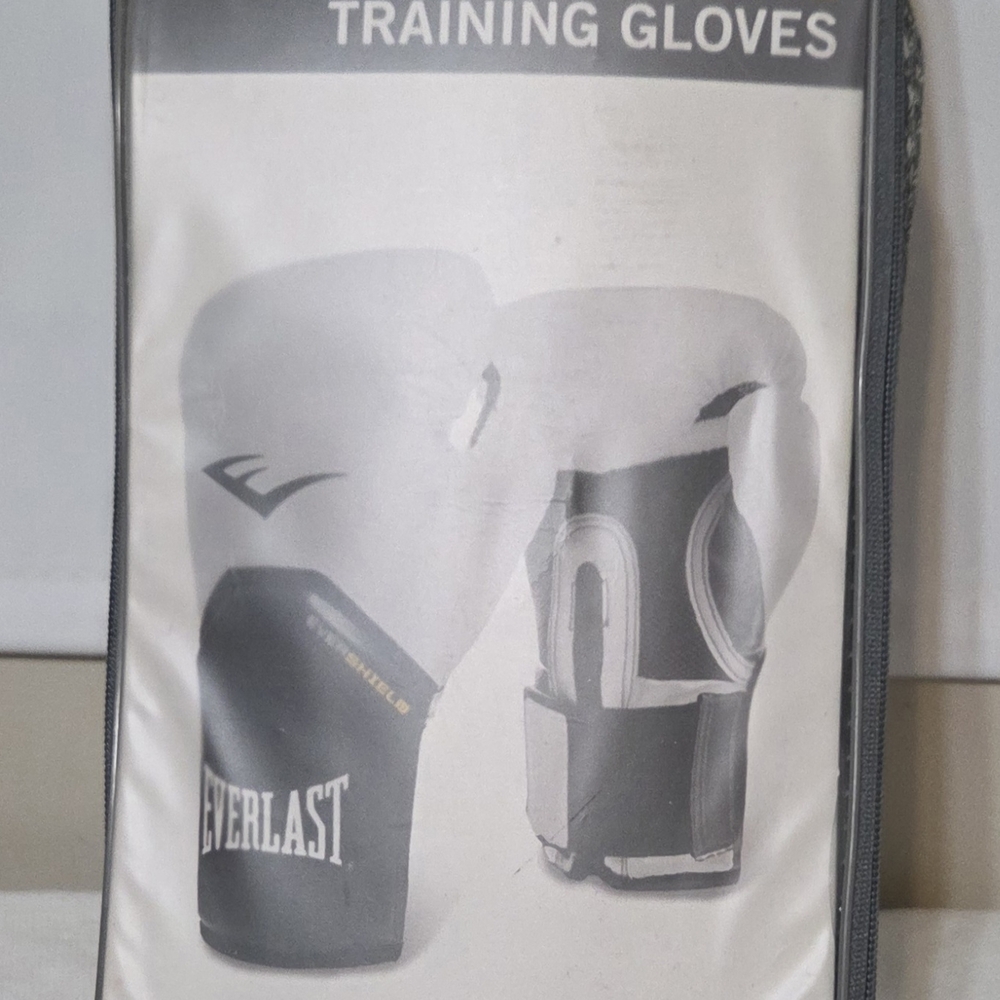 Everlast Men's Black Training Gloves - Classic Boxing Mitt